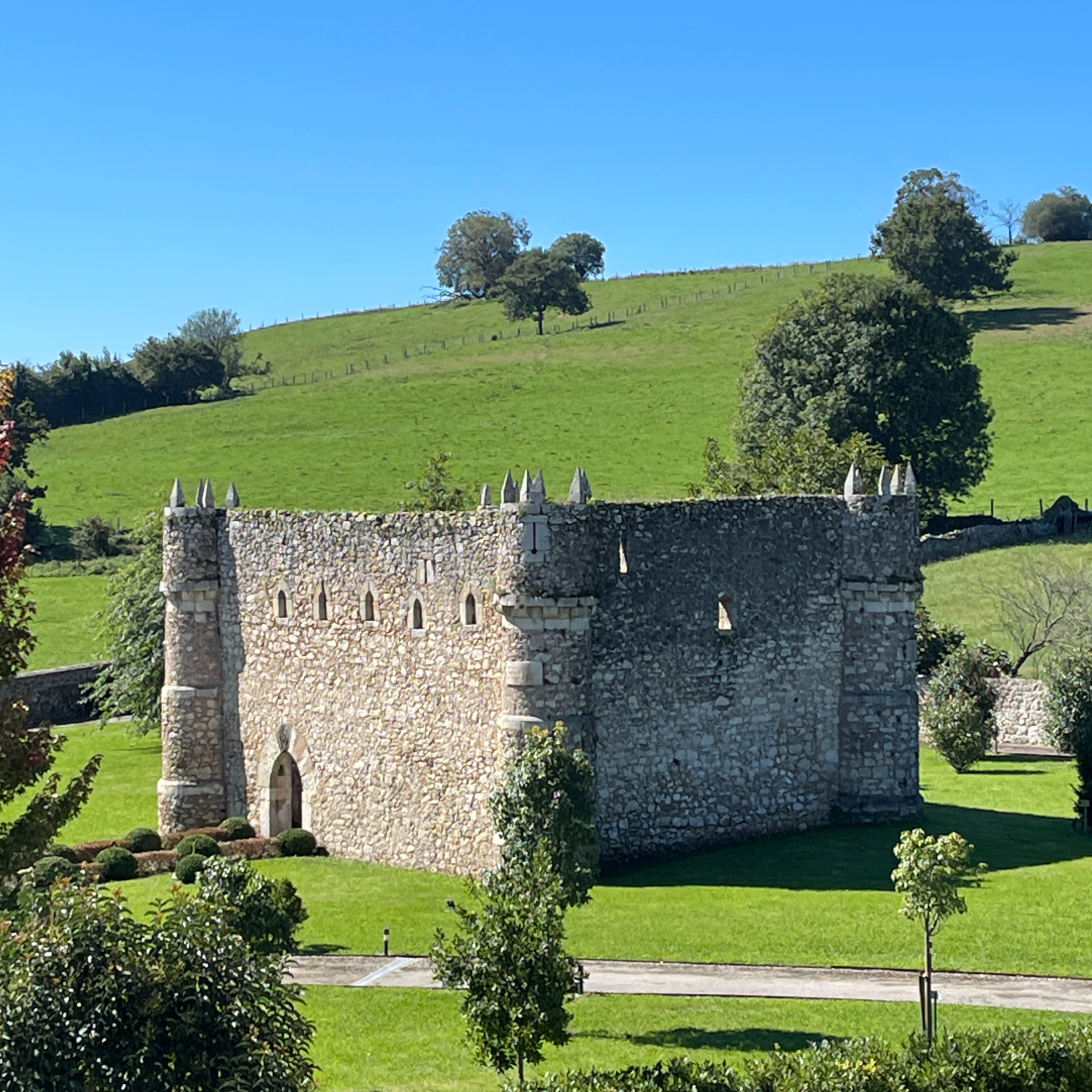Vista real del Castillo de Agüero